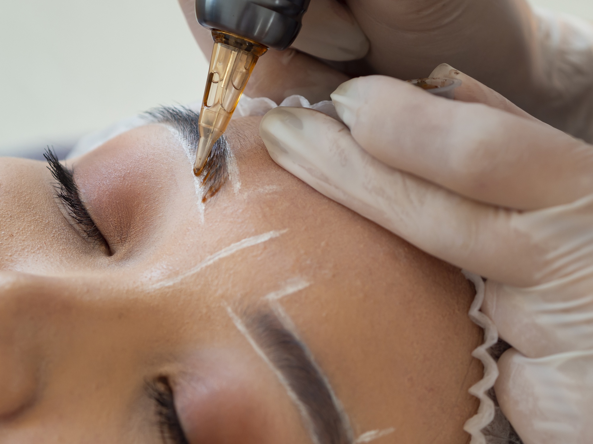 Cara is carrying out microblading; see how much it costs on the SPMU price list.
